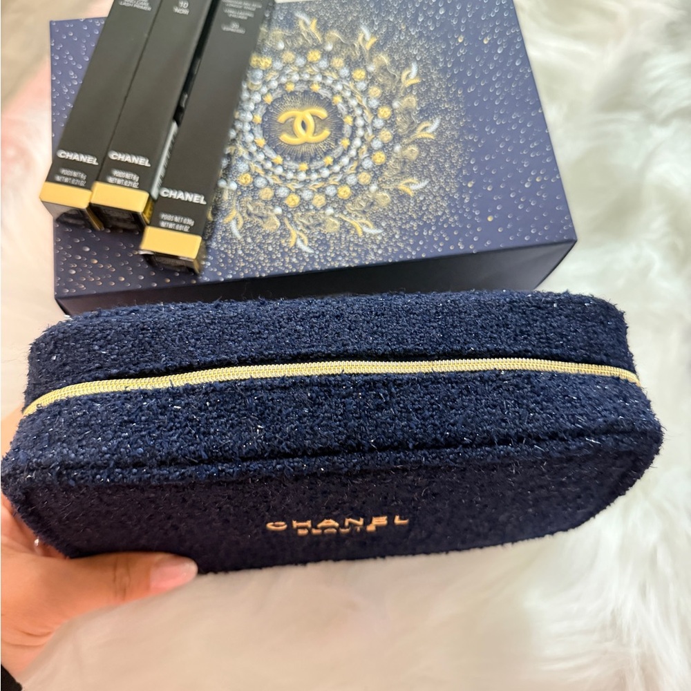 Chanel Holiday 2025 Eyes To Impress Set with Makeup Bag - Picture 6 of 12